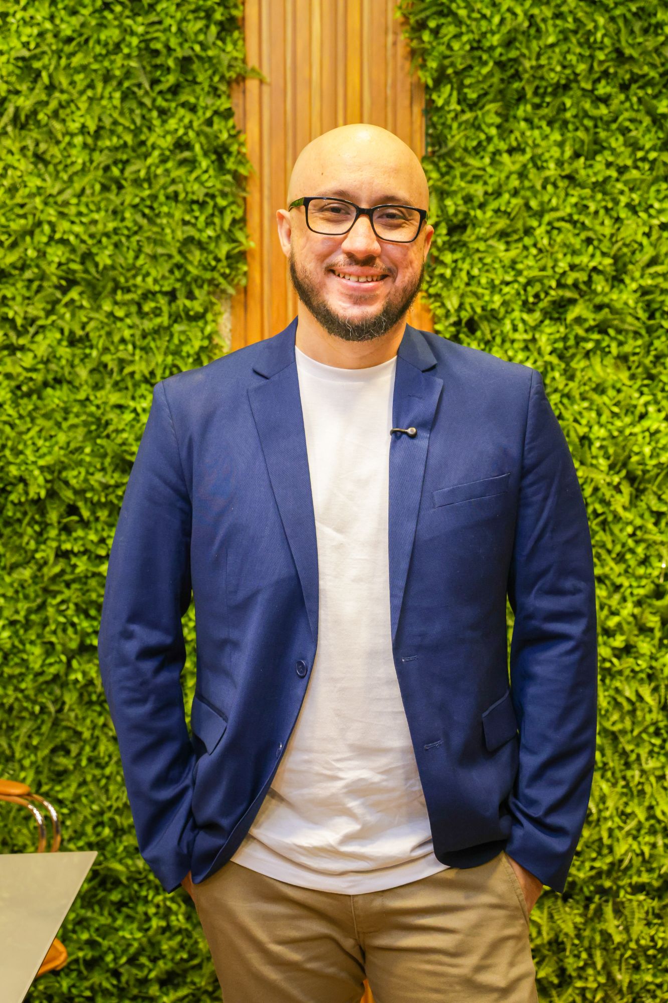 Thiago Jacaúna, de blazer azul e camiseta branca, sorrindo